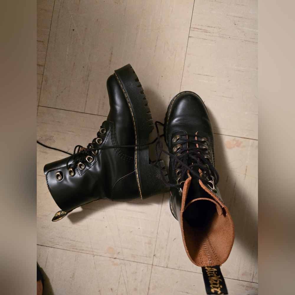 Dr. Martens Leona Boot